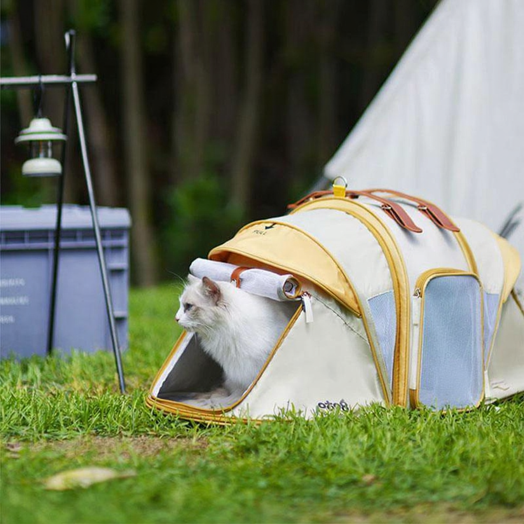 Catvera Foldable Cat Carrier Tent - Image 2|||PROMPT|||Cleaned image. Original analysis: Found 1 brand name label on the pet carrier itself
