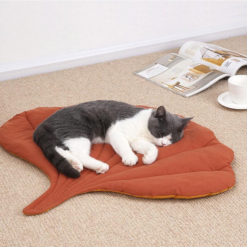 Catvera Reversible Leaf Shaped Cat Mat - Image 7|||PROMPT|||Original clean product image