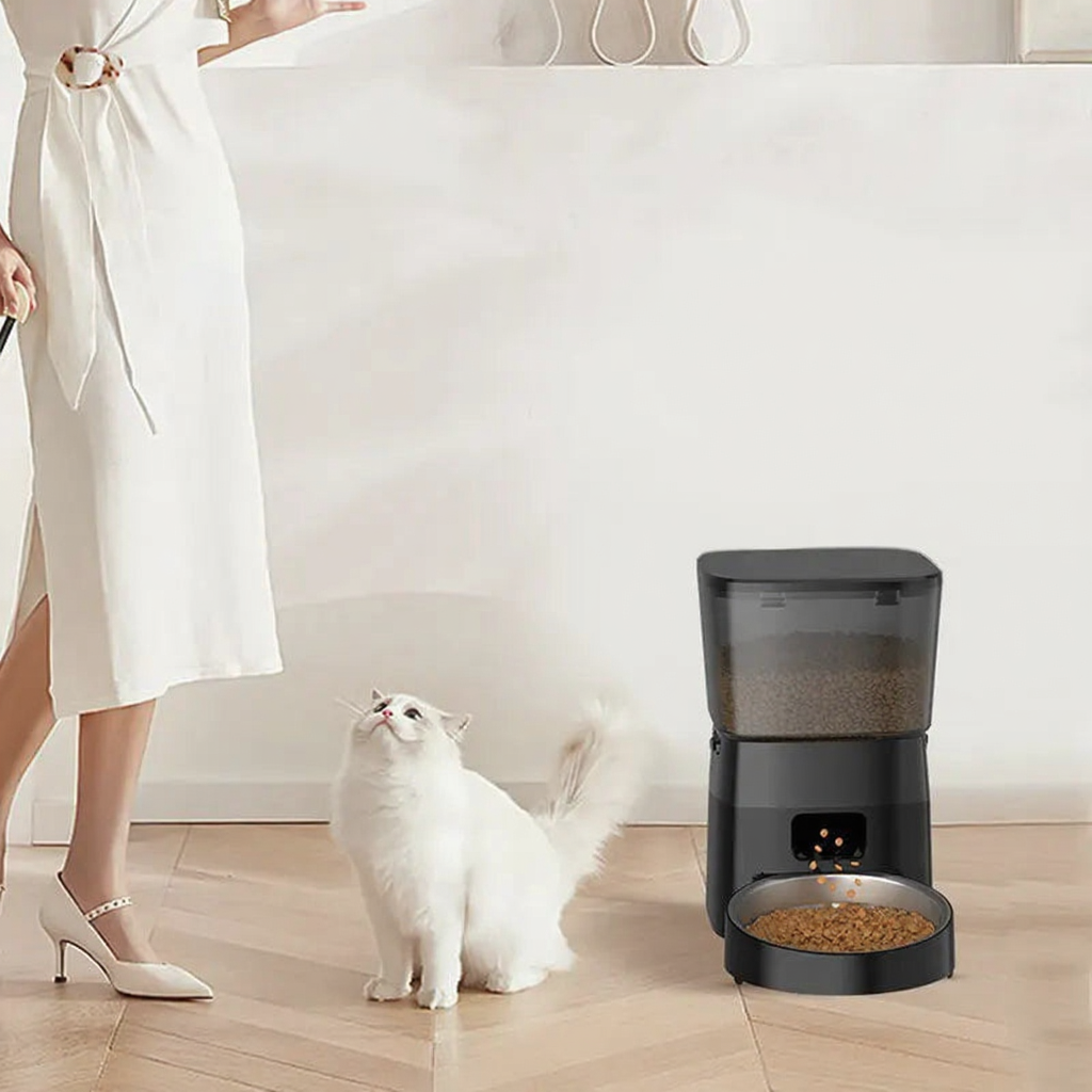 Catvera Smart Automatic Cat Feeder - Image 4|||PROMPT|||Cleaned image. Original analysis: Found 1 brand name printed on the automatic pet feeder device